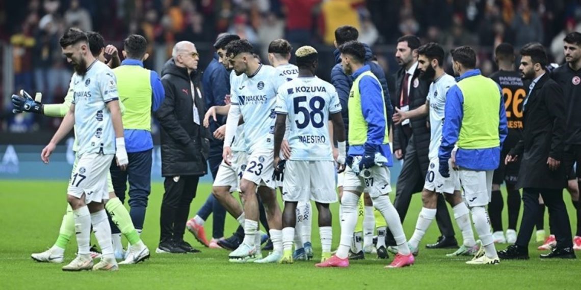 Alandan Çekilen Adana Demirspor’dan Erklamya: ‘Sistematik Hale Gelmiş Şuurlu Hakem Kusurlarina …’