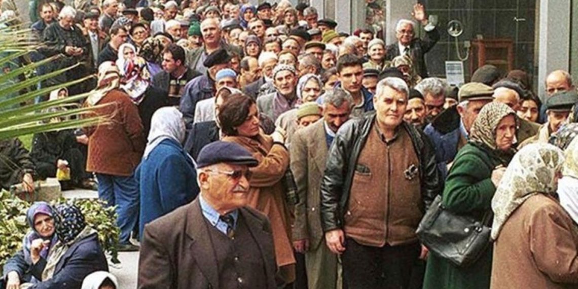 Ankara’da Emekliler Isyan Etti: ‘Pazarard ATik Topluyoruz!’