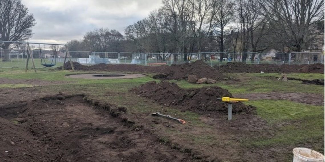 Çokuk Parkın Alinda Çok Saya Patlamamayb Bomba Kehfedildi