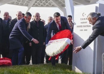 Deniz Baykal Kabri Dakinda Analdi