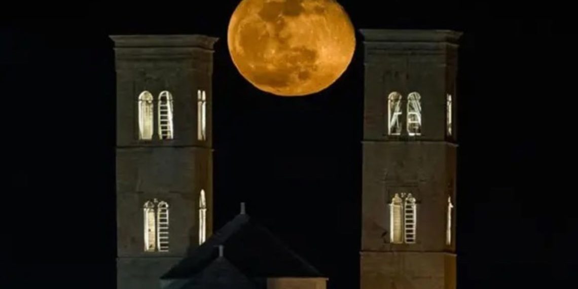 Dolunaylar Bizim Için Neden Bu Kadar Kizemetli?