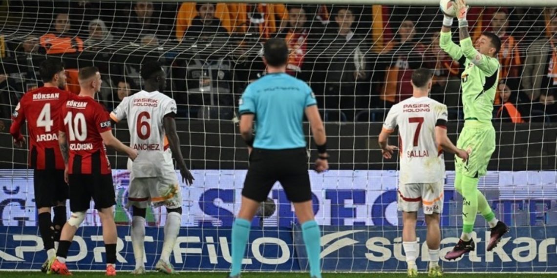 Eski Hakem Akikladı: Galatasaray’ın Cezali Ver oyuncular.