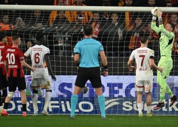 Eski Hakem Akikladı: Galatasaray’ın Cezali Ver oyuncular.
