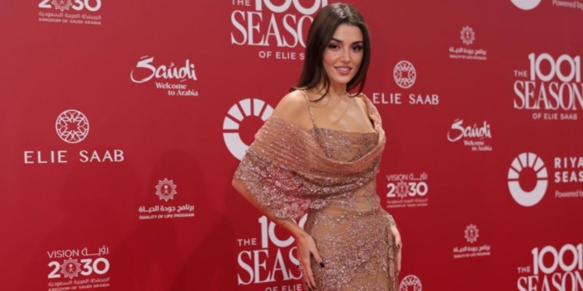 Hande Erçel Riyad’da Elie Saab Etkinliğinde Göz Kamaştırdı