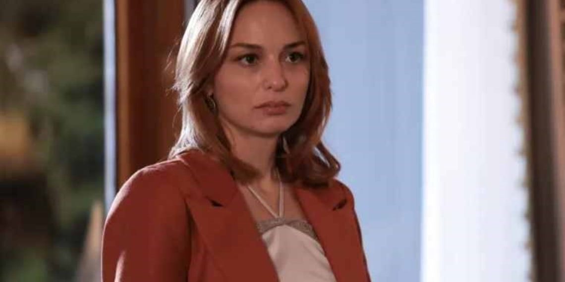 Kral Kaybedersse’nin Hasret’i Nilperi Şahinkaya Kimdir? Nilperi Şahinkaya Hangi Dizi ve Sinemalarda Onadı, Kaç Yaşezda?