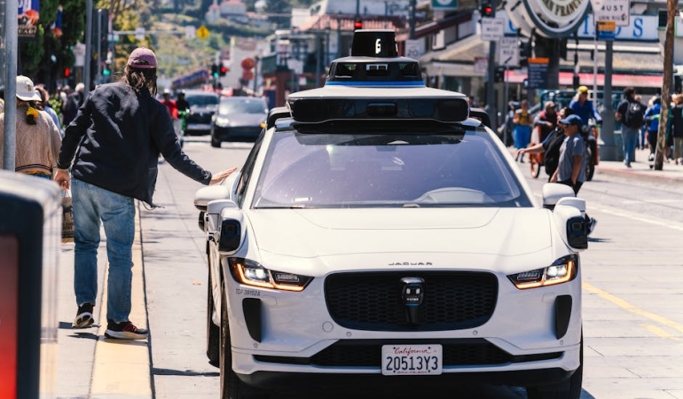 Robot-Taksiler-Guvenli-Mi-Waymo-Araci-San-Francisco8217da-Cocuga-Carpti-featured