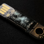 Sehir-Duvarlarindaki-Gizemli-USB8217ler-Dead-Drop-Aginin-Sirri-Cozuluyor-featured