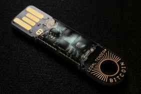 Sehir-Duvarlarindaki-Gizemli-USB8217ler-Dead-Drop-Aginin-Sirri-Cozuluyor-featured