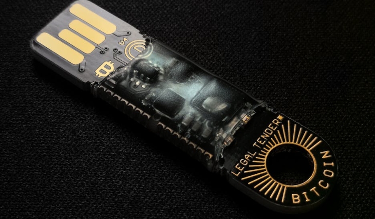 Sehir-Duvarlarindaki-Gizemli-USB8217ler-Dead-Drop-Aginin-Sirri-Cozuluyor-featured