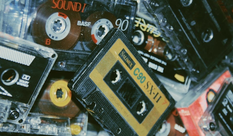 808217lerin-Muzik-Videolarinda-Yildizlasan-Efsane-Otomobiller-featured