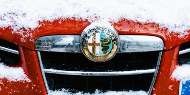 Alfa-Romeo-Logosunun-Derin-Anlami-ve-Yuz-Yillik-Evrimi-featured