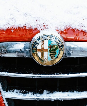 Alfa-Romeo-Logosunun-Derin-Anlami-ve-Yuz-Yillik-Evrimi-featured