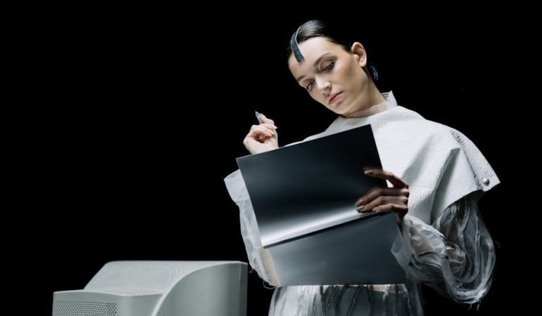 Netflix8217te-Tek-Gunde-Bitirilecek-En-Iyi-Bilim-Kurgu-Dizileri-featured