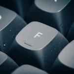 F-ve-J-Tuslarindaki-Gizemli-Cizgiler-Hizli-Yazmanin-Sirri-featured