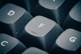 F-ve-J-Tuslarindaki-Gizemli-Cizgiler-Hizli-Yazmanin-Sirri-featured