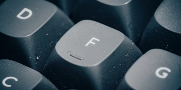 F-ve-J-Tuslarindaki-Gizemli-Cizgiler-Hizli-Yazmanin-Sirri-featured