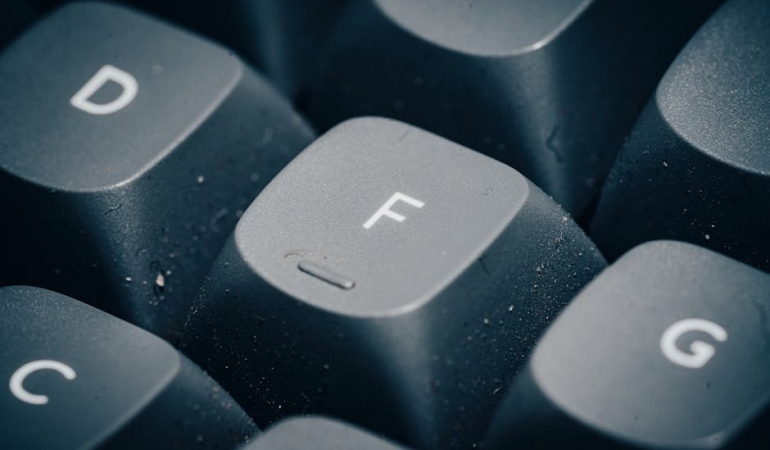 F-ve-J-Tuslarindaki-Gizemli-Cizgiler-Hizli-Yazmanin-Sirri-featured