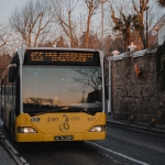 Toronto8217da-Teslimat-Robotu-Cam-Otobus-Duragina-Carpti-featured