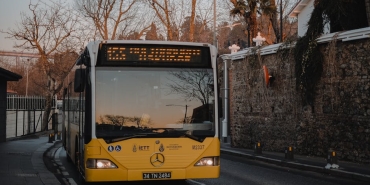 Toronto8217da-Teslimat-Robotu-Cam-Otobus-Duragina-Carpti-featured