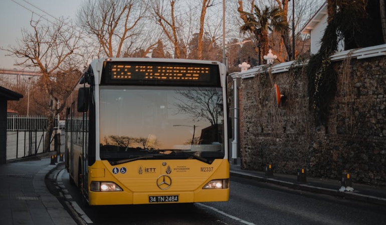 Toronto8217da-Teslimat-Robotu-Cam-Otobus-Duragina-Carpti-featured