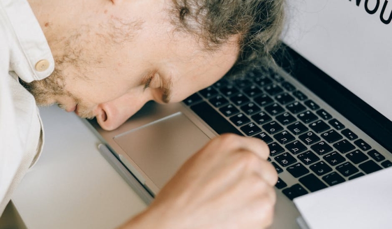 Bilgisayarinizi-Kapatmak-mi-Uyku-Moduna-Almak-mi-Iste-Yaniti-featured