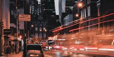 Ingiltere8217de-5G-Kulelerini-Hedef-Alan-Sebekeye-Polis-Darbesi-featured