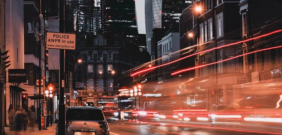 Ingiltere8217de-5G-Kulelerini-Hedef-Alan-Sebekeye-Polis-Darbesi-featured