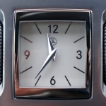 Luks-Otomobillerde-Analog-Saat-Dijital-Cagin-Geleneksel-Dokunusu-featured