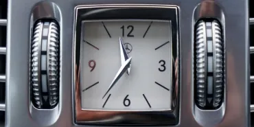Luks-Otomobillerde-Analog-Saat-Dijital-Cagin-Geleneksel-Dokunusu-featured